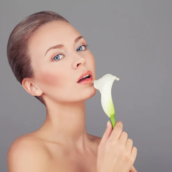 Wellness-Frau mit Lilienblüte. Hautpflegekonzept — Stockfoto