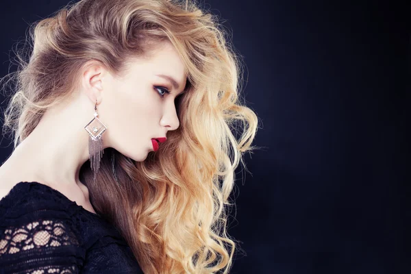 Блондинка волосся жінка з довгим кучерявим на чорному тлі — стокове фото