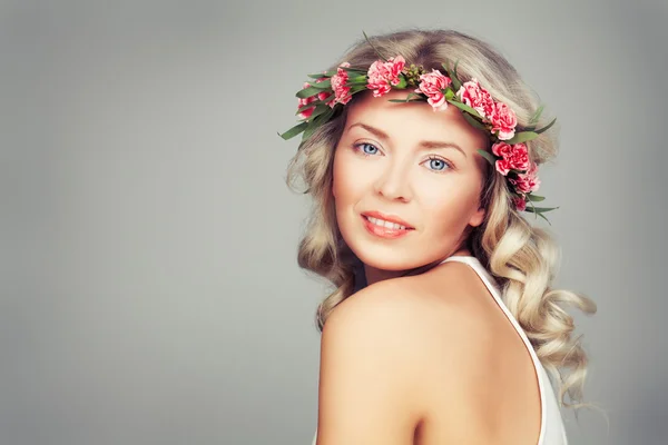 Mooie vrouw met zomer-roze bloemen. Blonde schoonheid. Lange Pe — Stockfoto