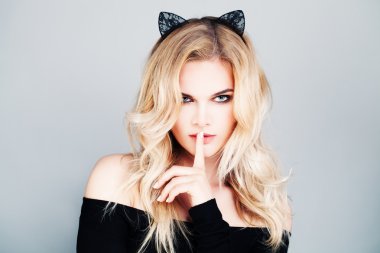 Sessizlik için bir jest olarak onun dudaklarına parmağını tutan seksi kadın. Baştan çıkarma ve sessiz