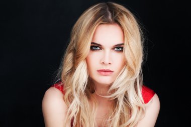 Makyaj ve sarışın kıvırcık saçlı moda kadın