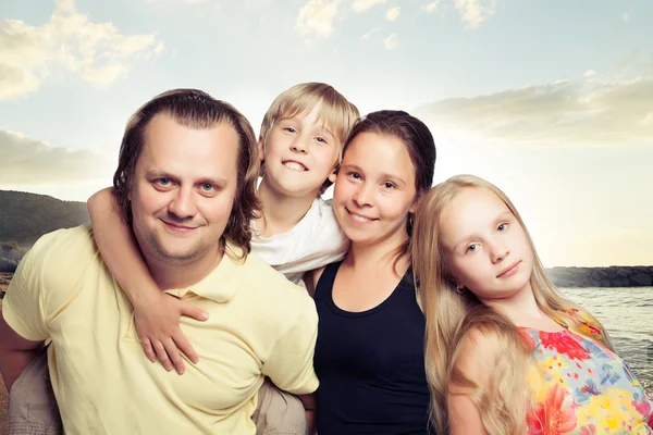 Familie buitenshuis. Kinderen met vader en moeder — Stockfoto