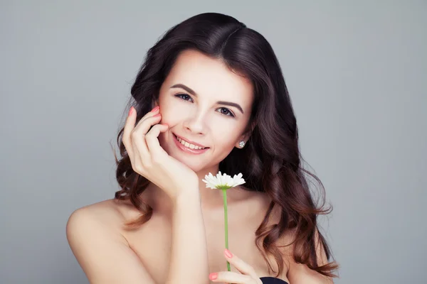 Modelo Spa com Cabelo Saudável. Penteado ondulado e sorriso bonito — Fotografia de Stock