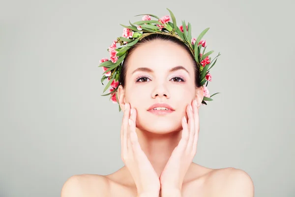 Spa Woman with Summer Flowers Wreath. Natural Beauty. Model touc — Stock Photo, Image