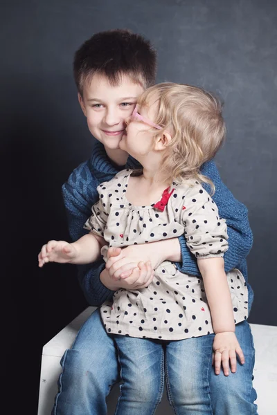 Irmã Irmão Beijador. Menina e menino pequeno — Fotografia de Stock