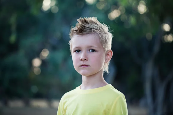 Hermoso niño sobre fondo verde al aire libre, retrato —  Fotos de Stock