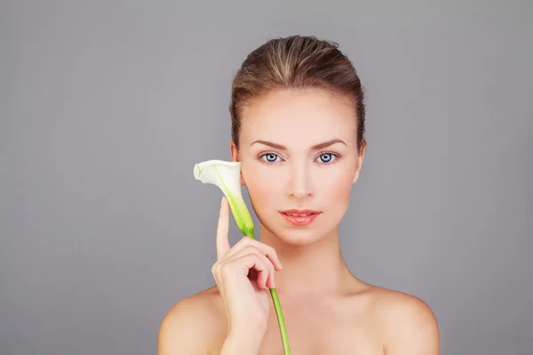 Perfekte Frau mit schönem Gesicht, natürlichem Make-up und weißer Lilie — Stockfoto