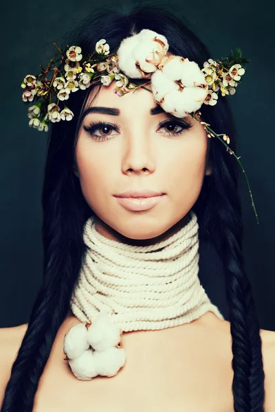 Pretty Woman with Long Black Hair and Flowers Crown. Ethnic Beau — Stock Photo, Image