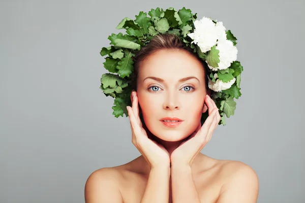 Wellness Beauty portrét dokonalé ženy s hezkou tvář a věnec — Stock fotografie