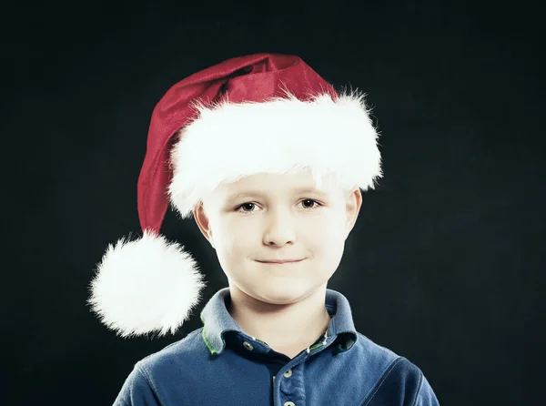 Nytt år barn pojke i Santa hatt — Stockfoto