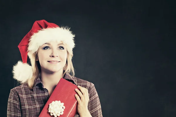 Christmas kvinna med Xmas presentbox tittar upp på Banner Backgrou — Stockfoto