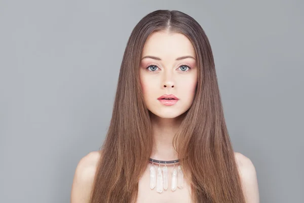 Modelo de moda de mulher glamourosa com cabelo longo e pescoço de strass — Fotografia de Stock