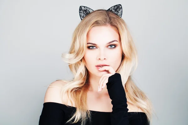 Mujer sexy con orejas de gato. Belleza y Sensualidad — Foto de Stock
