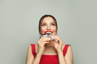 Çikolata yiyen güzel kadın, aldatan yemek ve diyet konsepti