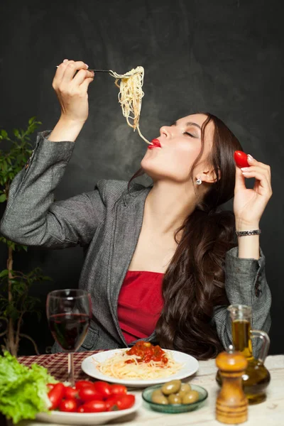 Όμορφη Γυναίκα Τρώει Ιταλικά Ζυμαρικά Μακαρόνια Στο Εστιατόριο — Φωτογραφία Αρχείου