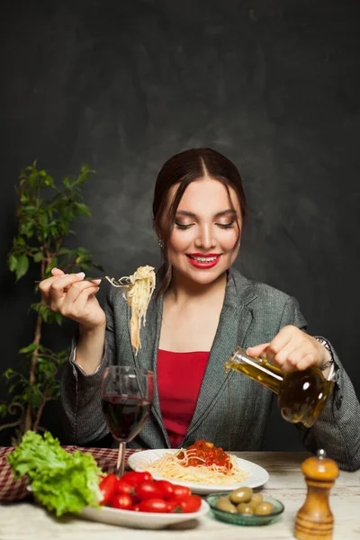 Brunett Kvinna Äter Italiensk Pasta Restaurang — Stockfoto