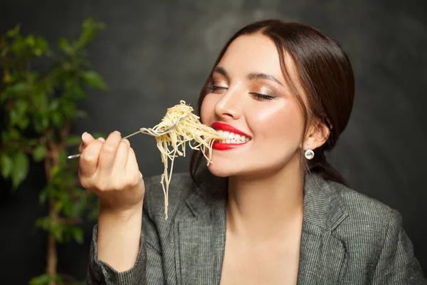 Νεαρή Γυναίκα Τρώει Ιταλικά Ζυμαρικά Στο Εστιατόριο Και Χαμογελά — Φωτογραφία Αρχείου
