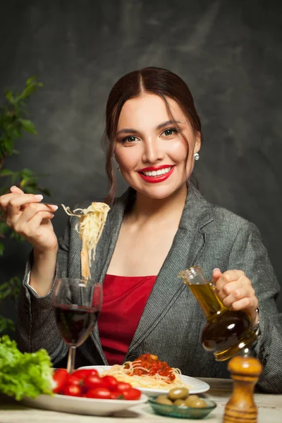 幸せな若い女性食べるイタリアのパスタでレストラン — ストック写真