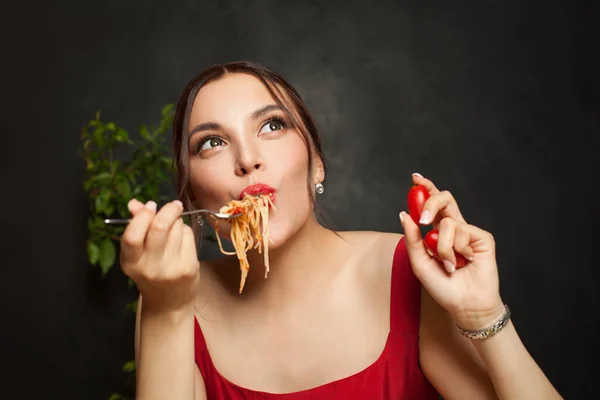 可愛い女性がイタリア料理店でパスタを食べる — ストック写真