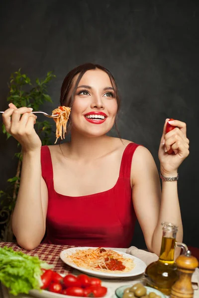 Trevlig Kvinna Äter Pasta Spaghetti Och Chattar Italiensk Restaurang — Stockfoto
