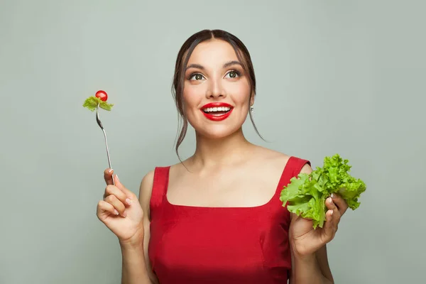 健康的な食べ物を持つ魅力的な女性 健康的な食事と食事のコンセプト — ストック写真