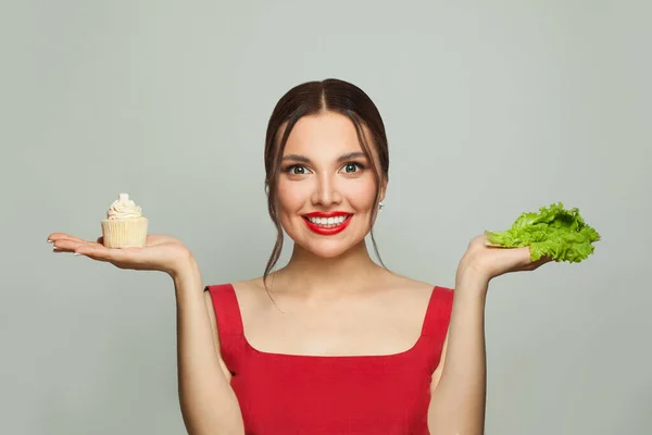 食べ物の選択 白を背景に不健康な健康食品を持つ女性 — ストック写真