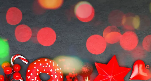 黒の背景に赤いクリスマスのガーランド — ストック写真