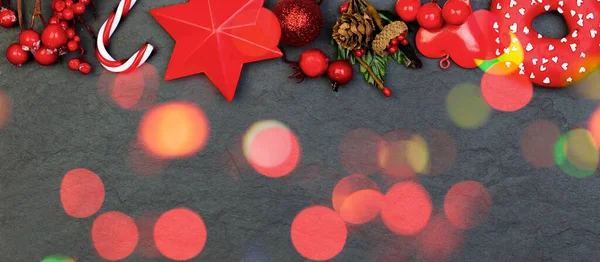 Kerstkaart Kleurrijke Rode Decoraties Zwarte Achtergrond — Stockfoto