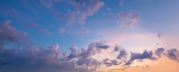 Hermoso Atardecer Misteriosas Nubes Cielo Fondo — Foto de Stock