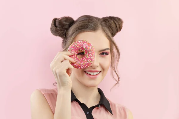 Pembe Donutlu Sevimli Bir Kadın Tatlı Komik Bir Portre — Stok fotoğraf