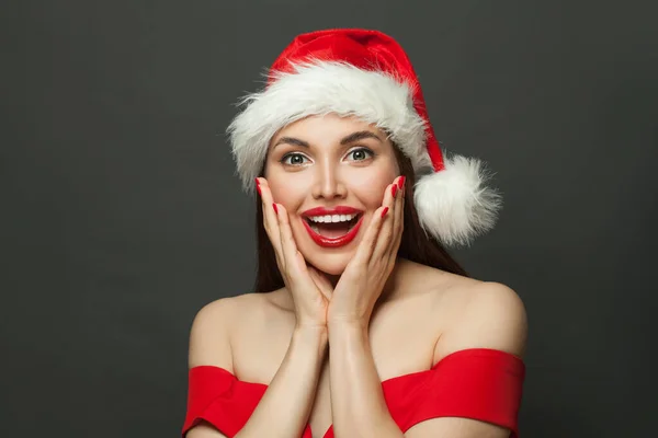 Szczęśliwa Zaskoczona Kobieta Kapeluszu Mikołaja Czarnym Tle Święta Bożego Narodzenia — Zdjęcie stockowe
