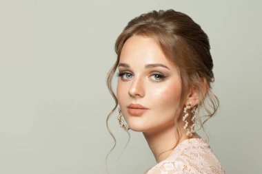 Güzel kadın yüzü. Beyaz arka planda kızıl saçlı ve pastel renkli makyajlı hoş bir kadın.. 