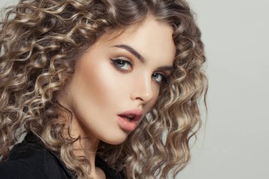 Beyaz kıvırcık saçlı güzel model kadın, moda güzellik portresi.