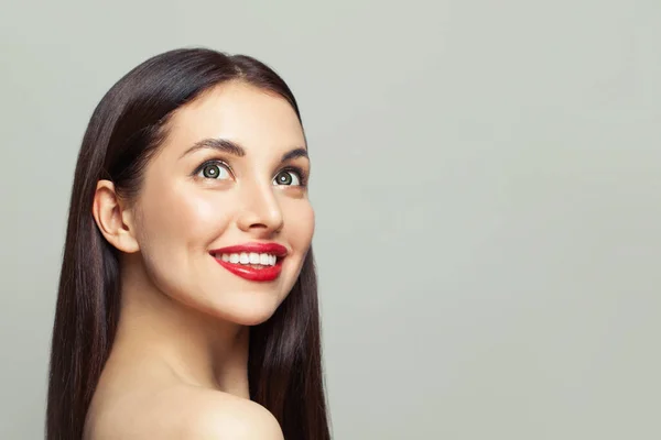 Mooie Vrouw Zoek Omhoog Glimlachen Witte Achtergrond Vrouwelijke Gezicht Close — Stockfoto