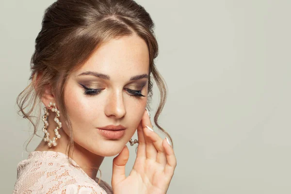 Mulher Elegante Elegante Com Sardas Naturais Pele Cabelo Gengibre Usando — Fotografia de Stock