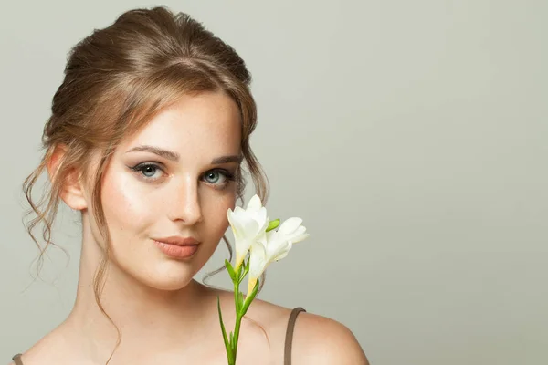 Mujer Belleza Natural Con Pecas Piel Cabello Jengibre Sosteniendo Flor —  Fotos de Stock