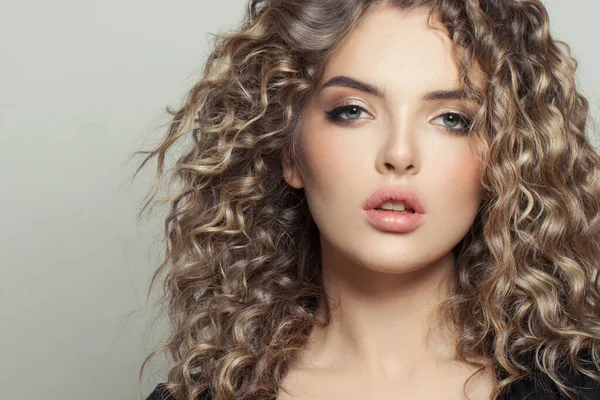 Mulher Modelo Jovem Atraente Com Cabelo Encaracolado Branco Retrato Beleza — Fotografia de Stock