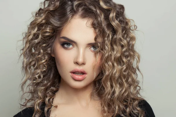 Belle Femme Modèle Avec Balayage Cheveux Bouclés Sur Fond Blanc — Photo