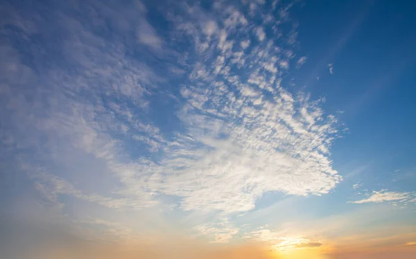 Cielo Del Amanecer Cielo Azul Con Nubes Sol Hermoso Paisaje — Foto de Stock