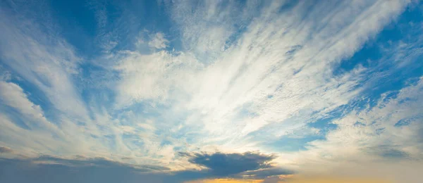 Hermoso Panorama Del Cielo Cielo Azul Con Nubes Sol — Foto de Stock