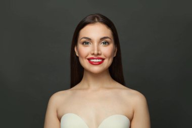 Siyah arka planda beyaz tenli mutlu bir kadın. Cilt bakımı ve yüz tedavisi kavramı