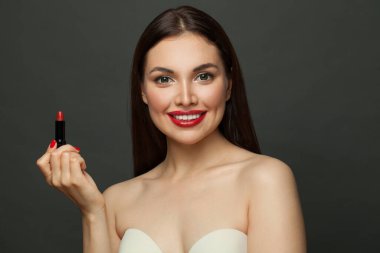 Siyah arka planda kırmızı ruju olan mükemmel esmer kadın.