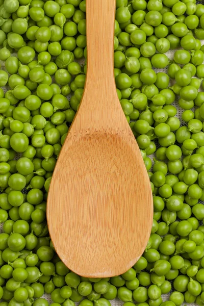 Green Peas Wooden Spoon Top View — Stock Photo, Image