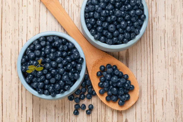 Arándanos Orgánicos Sobre Fondo Tabla Madera Blanca Vista Superior Alimentación — Foto de Stock