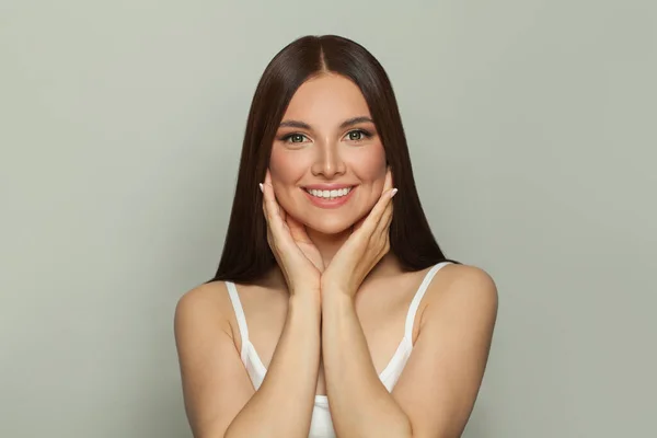 Mulher Jovem Saudável Com Pele Clara Sorrindo Conceito Cuidados Com — Fotografia de Stock