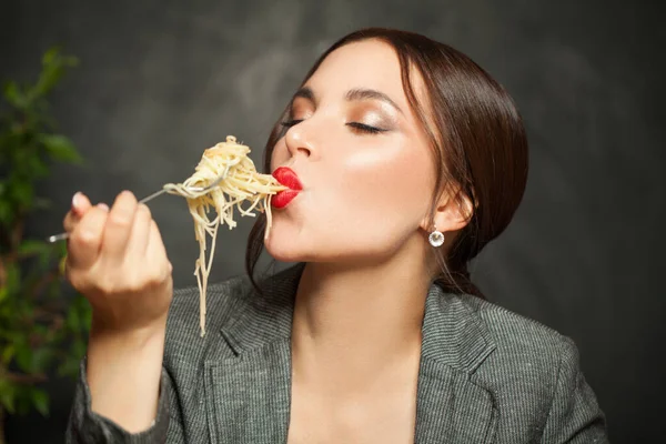 Mujer Feliz Comiendo Espaguetis Pasta Italiana Sobre Fondo Negro —  Fotos de Stock