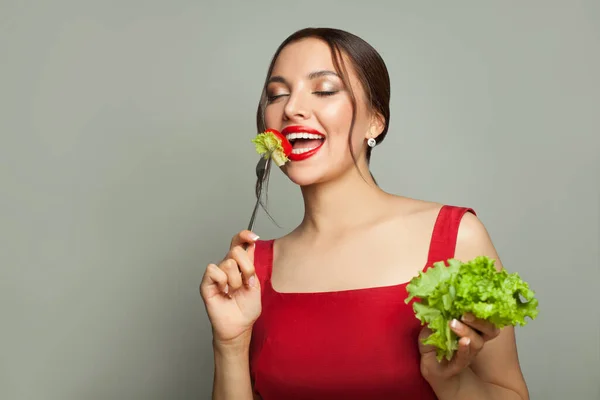 若い女性が健康的な食べ物を食べている 健康的な食事と食事のコンセプト — ストック写真