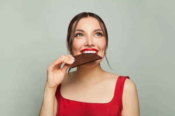 Красива Жінка Кусає Шоколад Зраджує Їжу Концепцію Дієти — стокове фото