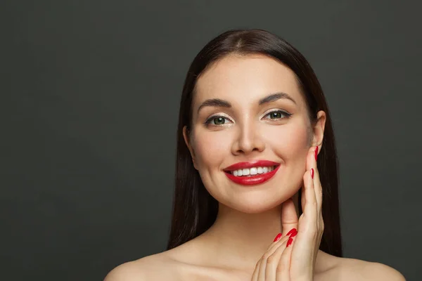 Hermosa Mujer Morena Con Uñas Rojas Cuidadas Sobre Fondo Negro —  Fotos de Stock