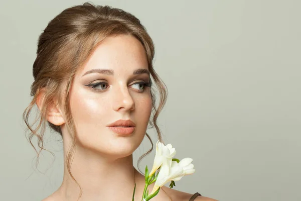 Retrato Mujer Joven Bonita Modelo Cara Femenina Con Piel Natural —  Fotos de Stock
